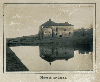 Šachetní budova dolu Mauritius kolem roku 1910, v popředí Hutní rybník